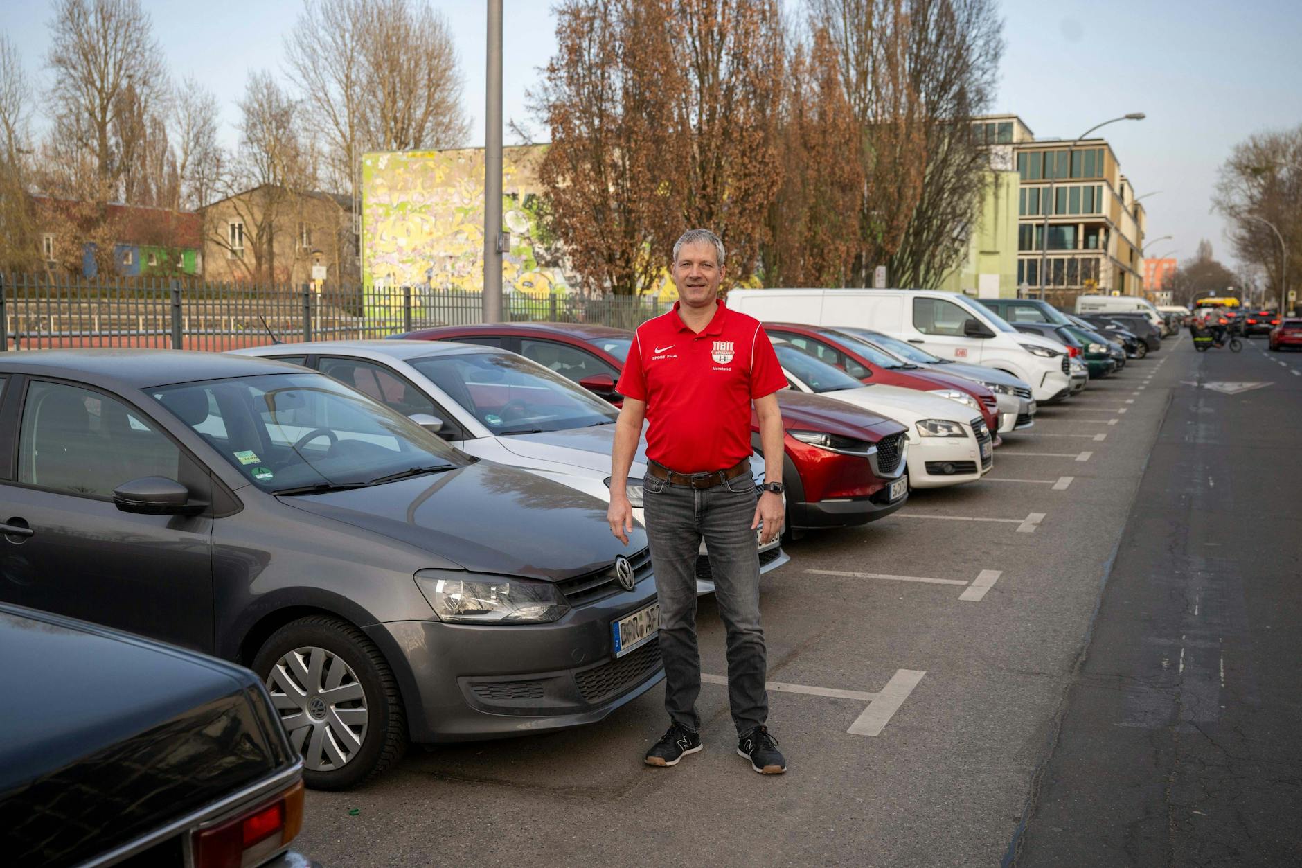 Robert Zoch zwischen parkenden Autos auf der Persiusstraße, fallen die Parkplätze bald alle weg?