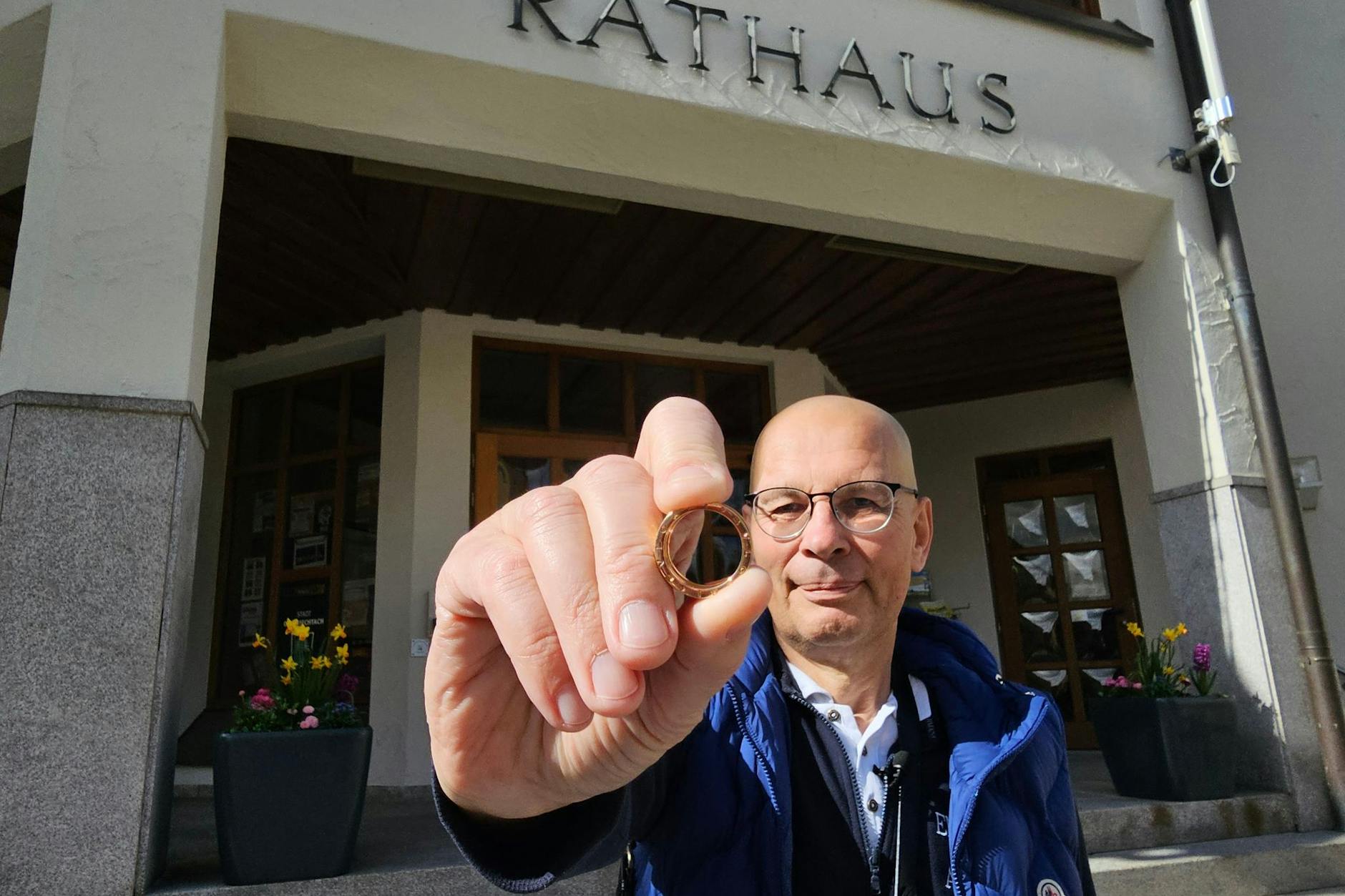 Jochen Sandfort aus Berlin hat seinen Ehering wieder.