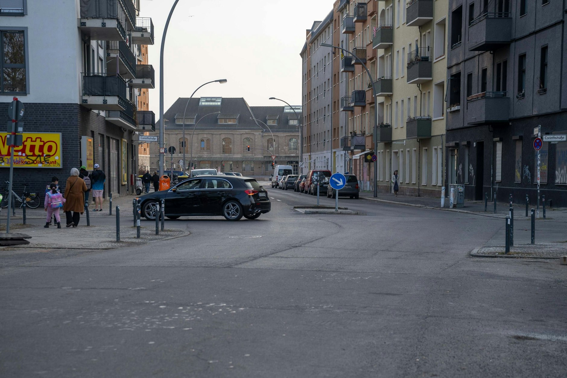 An der Kreuzung Bossestraße/Corinthstraße könnten bald Poller stehen, das macht die direkte Durchfahrt von der Stralauer Allee zum Sportplatz nicht mehr möglich.