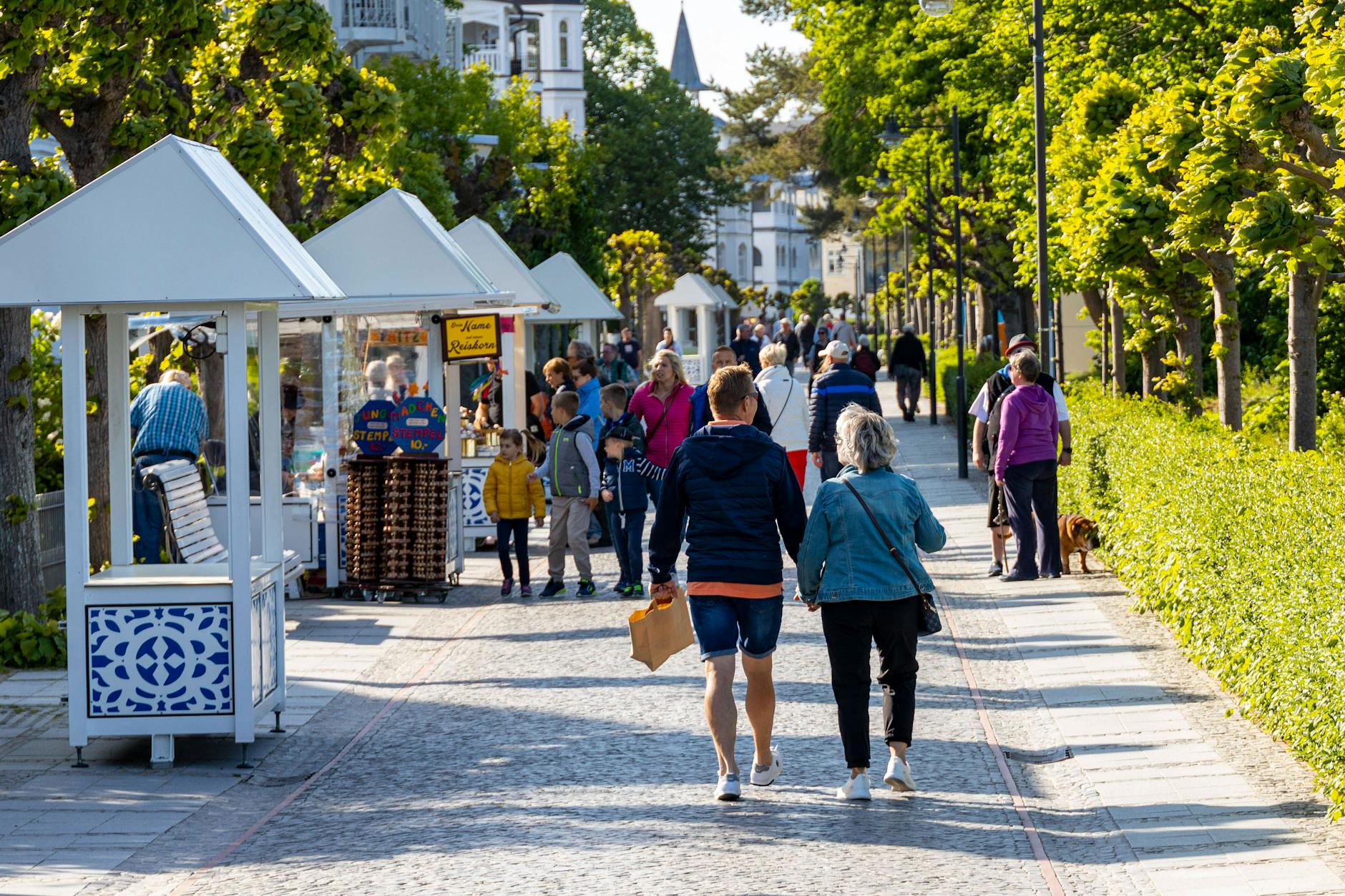 Einkaufen beim Spaziergang an der Ostsee - wenn es nach einem Gericht geht, soll das an Sonntagen und Feiertagen nicht so einfach möglich sein.