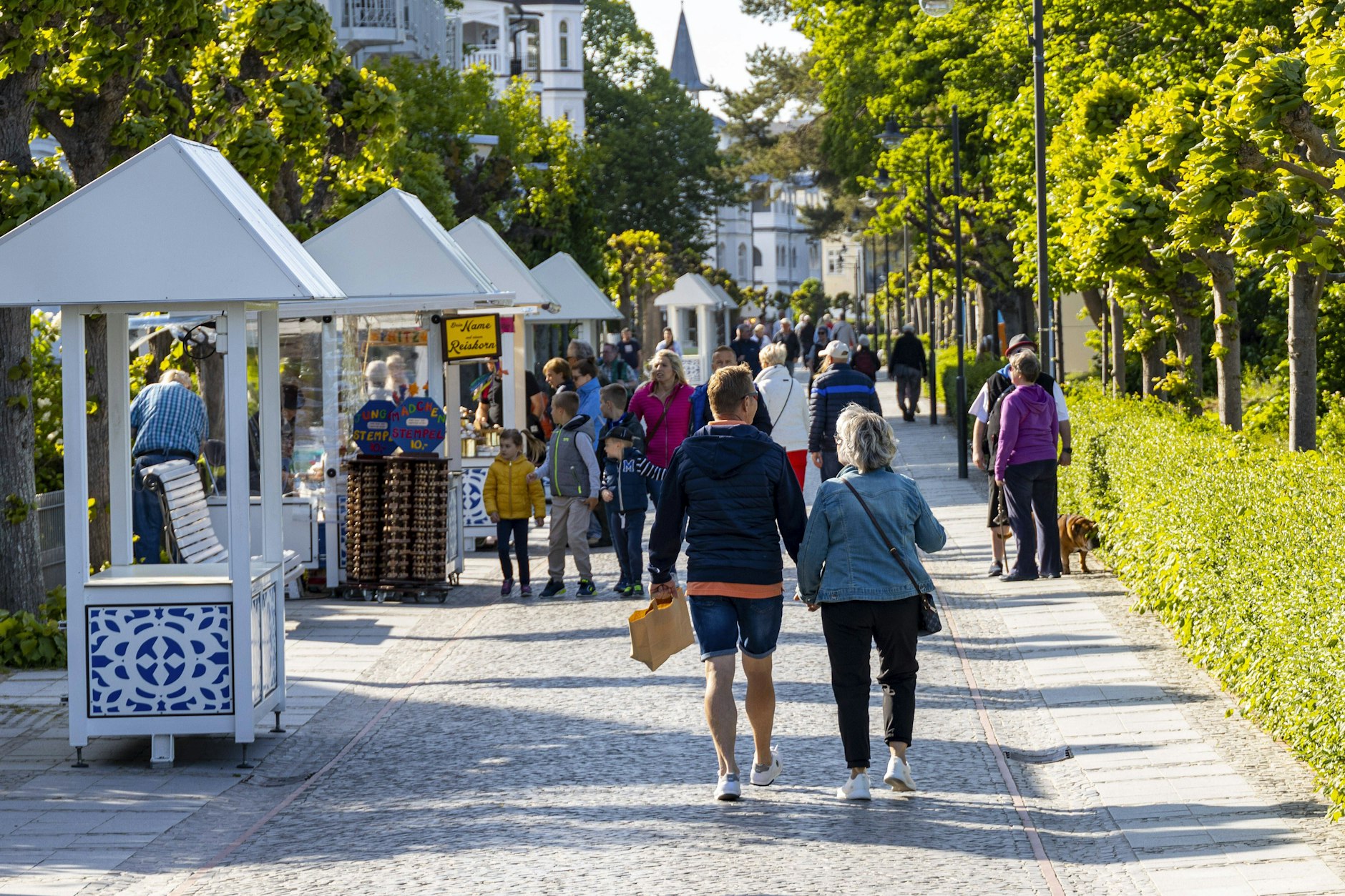 Einkaufen beim Spaziergang an der Ostsee - wenn es nach einem Gericht geht, soll das an Sonntagen und Feiertagen nicht so einfach möglich sein.