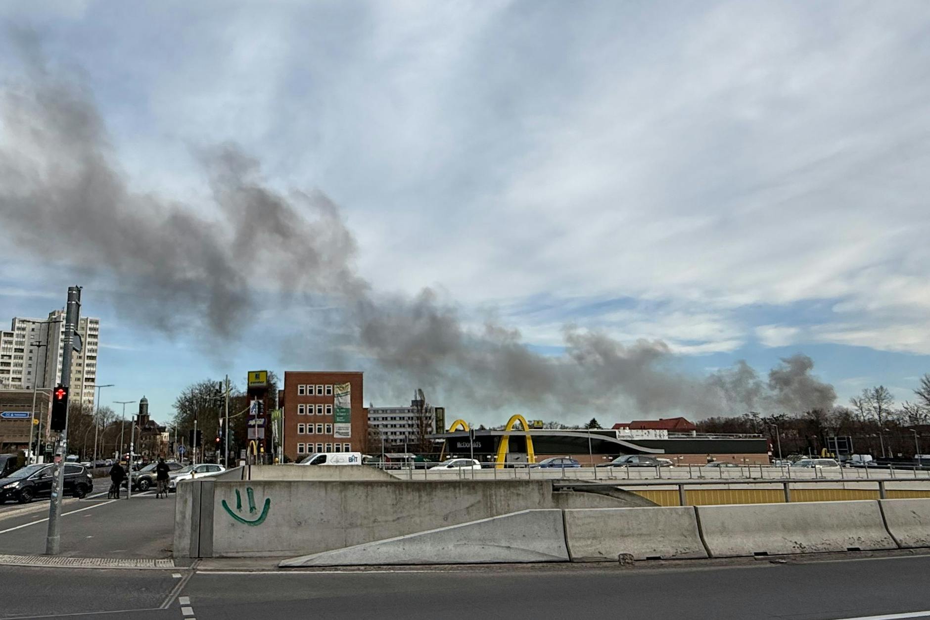 Die Rauchwolke zieht über Neukölln und Kreuzberg hinweg.