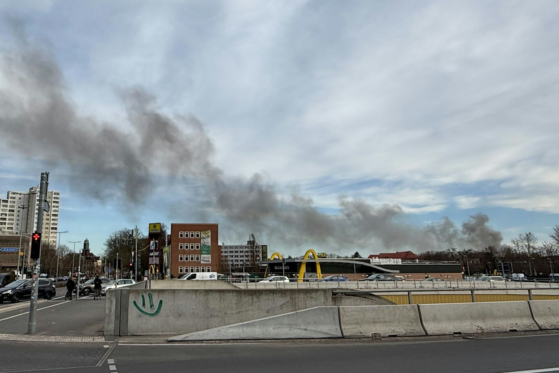 Die Rauchwolke zieht über Neukölln und Kreuzberg hinweg.