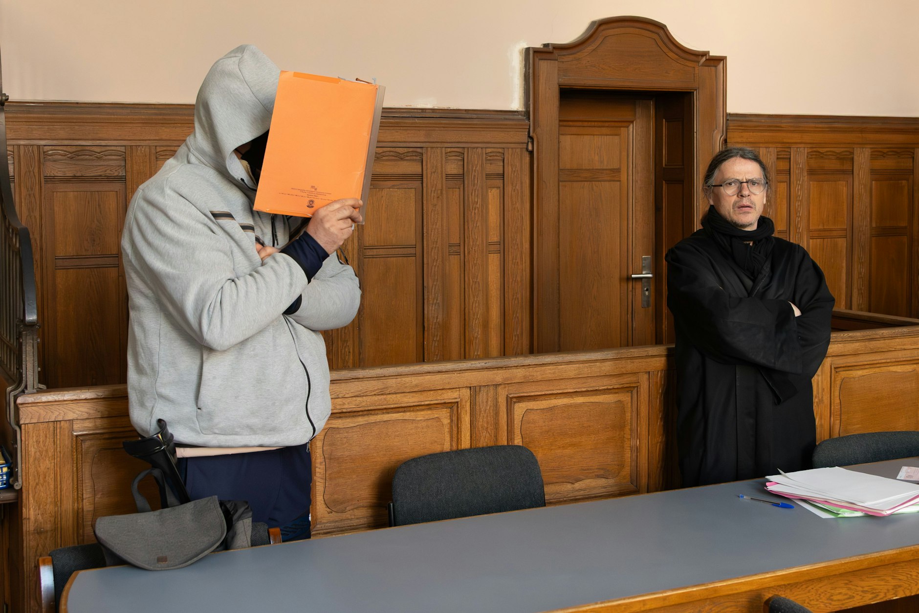 Bilal F. (l.) muss sich wegen Verstoßes gegen das Sprengstoffgesetz und Betrugs verantworten.