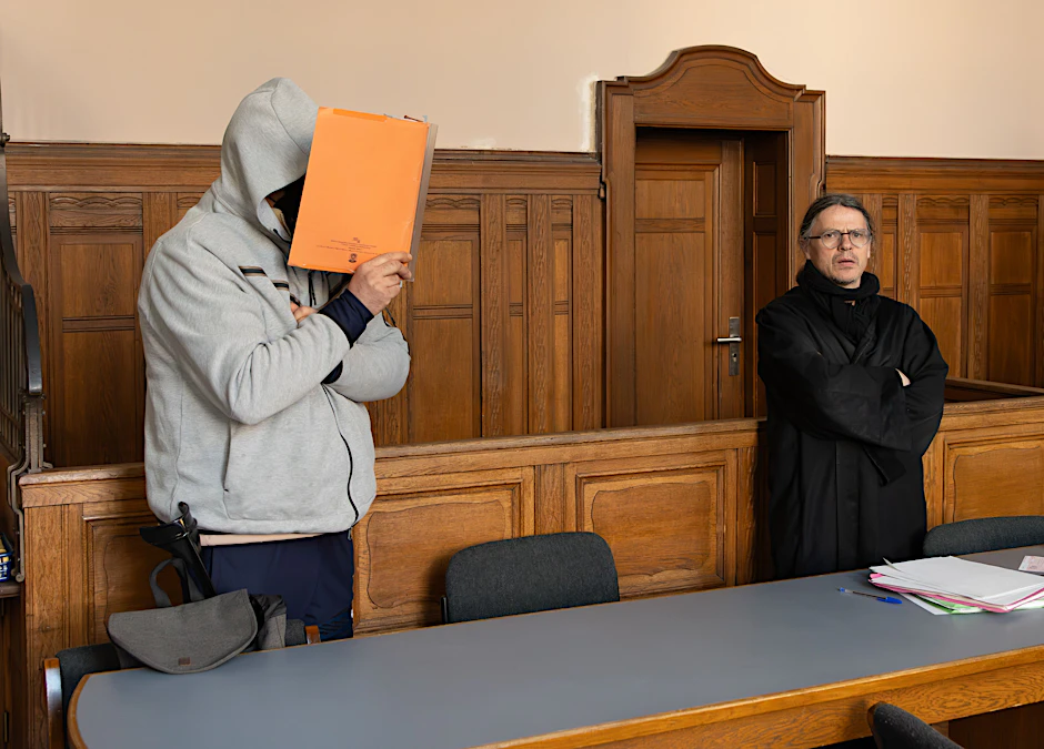 Bilal F. (l.) muss sich wegen Verstoßes gegen das Sprengstoffgesetz und Betrugs verantworten.