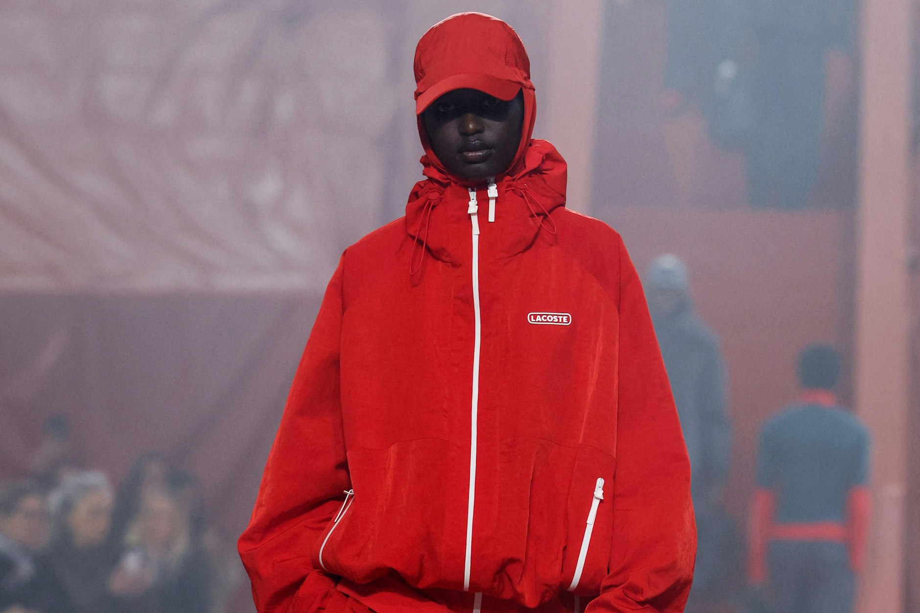 Das südsudanesische Model Nyaduola Gabriel präsentiert bei der Pariser Modewoche eine Kreation von Lacoste für die Damenkollektion Herbst/Winter 2026/2027.