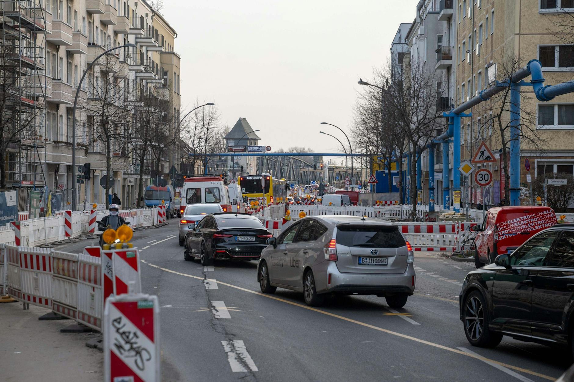 Der Stau auf dem Markgrafendamm in Richtung Elsenbrücke (hinten) ist ein Dauerzustand, weil nicht endende Baustellen den Verkehr zum Autobahn behindern.