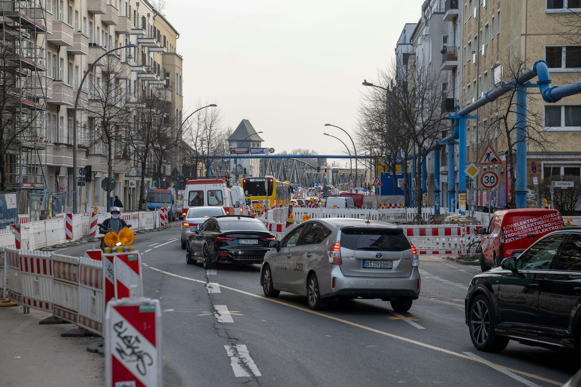 Der Stau auf dem Markgrafendamm in Richtung Elsenbrücke (hinten) ist ein Dauerzustand, weil nicht endende Baustellen den Verkehr zum Autobahn behindern.