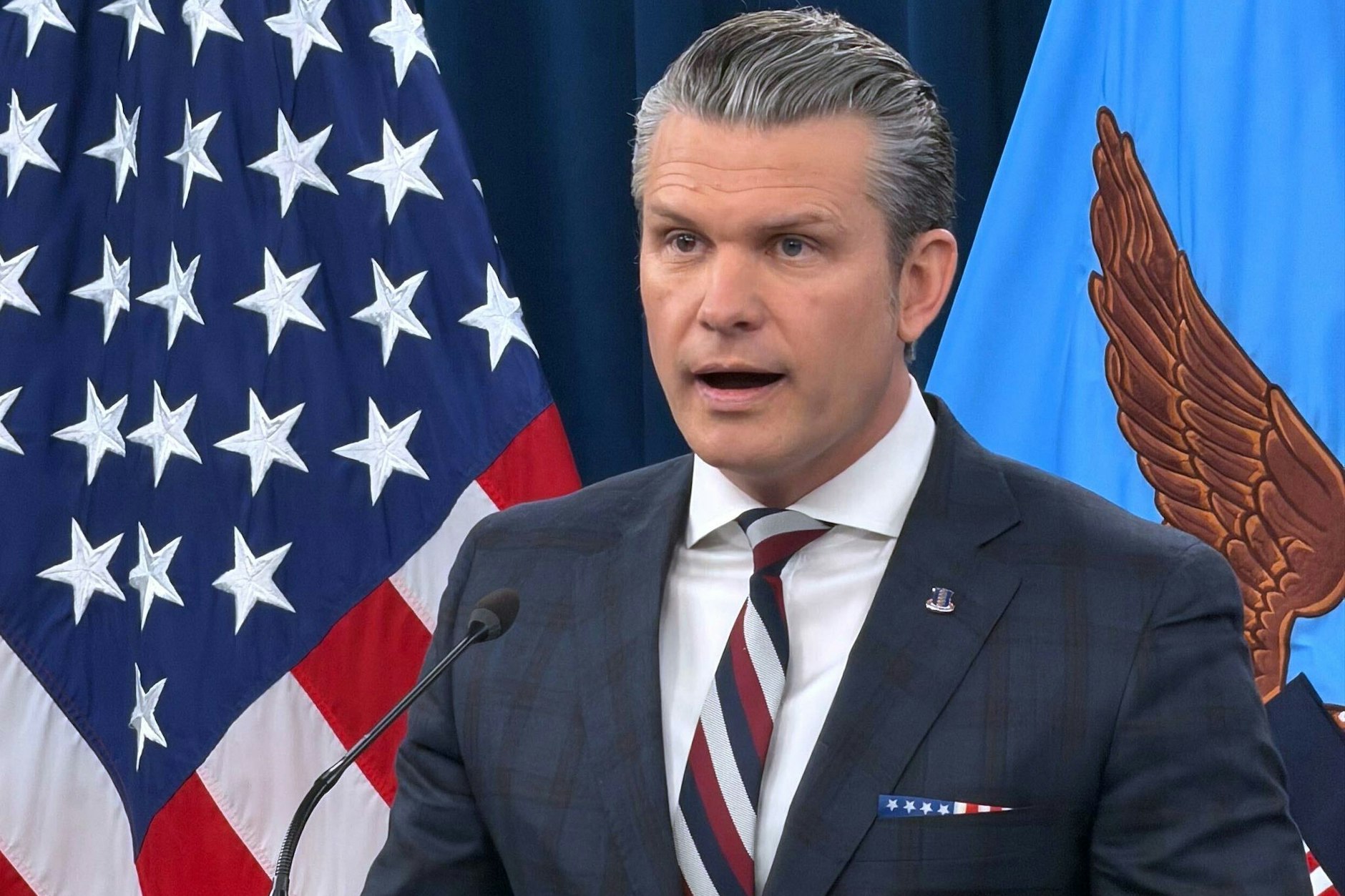 Pentagon-Chef Pete Hegseth spricht während einer Pressekonferenz im Pentagon.