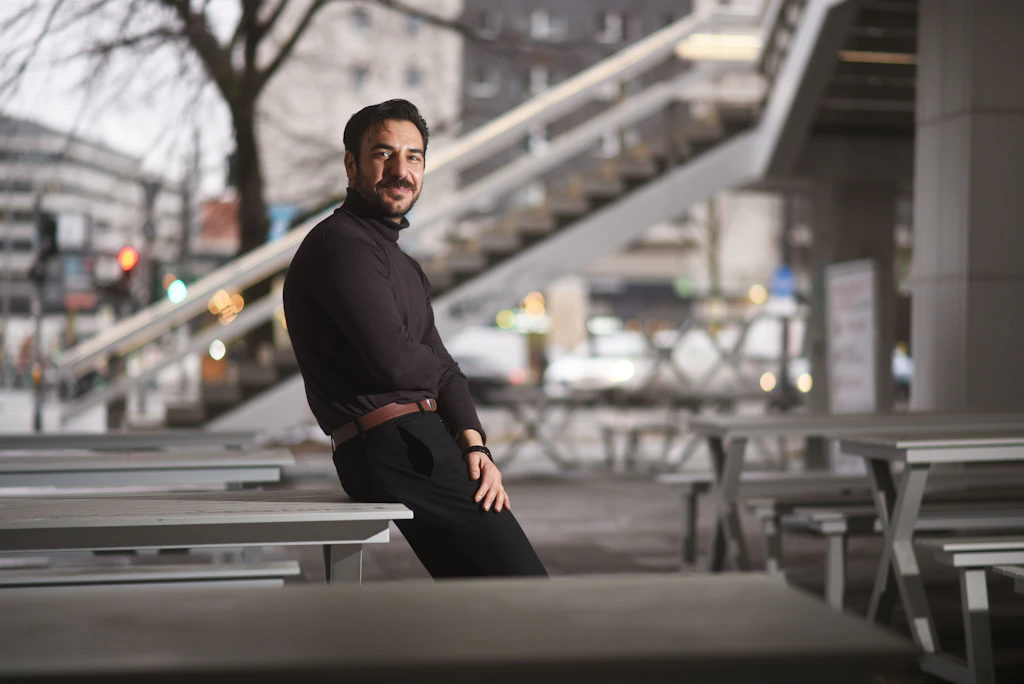 Vor den Taliban geflohen: Hamed Valy kämpft in Berlin für „Miss Afghanistan“