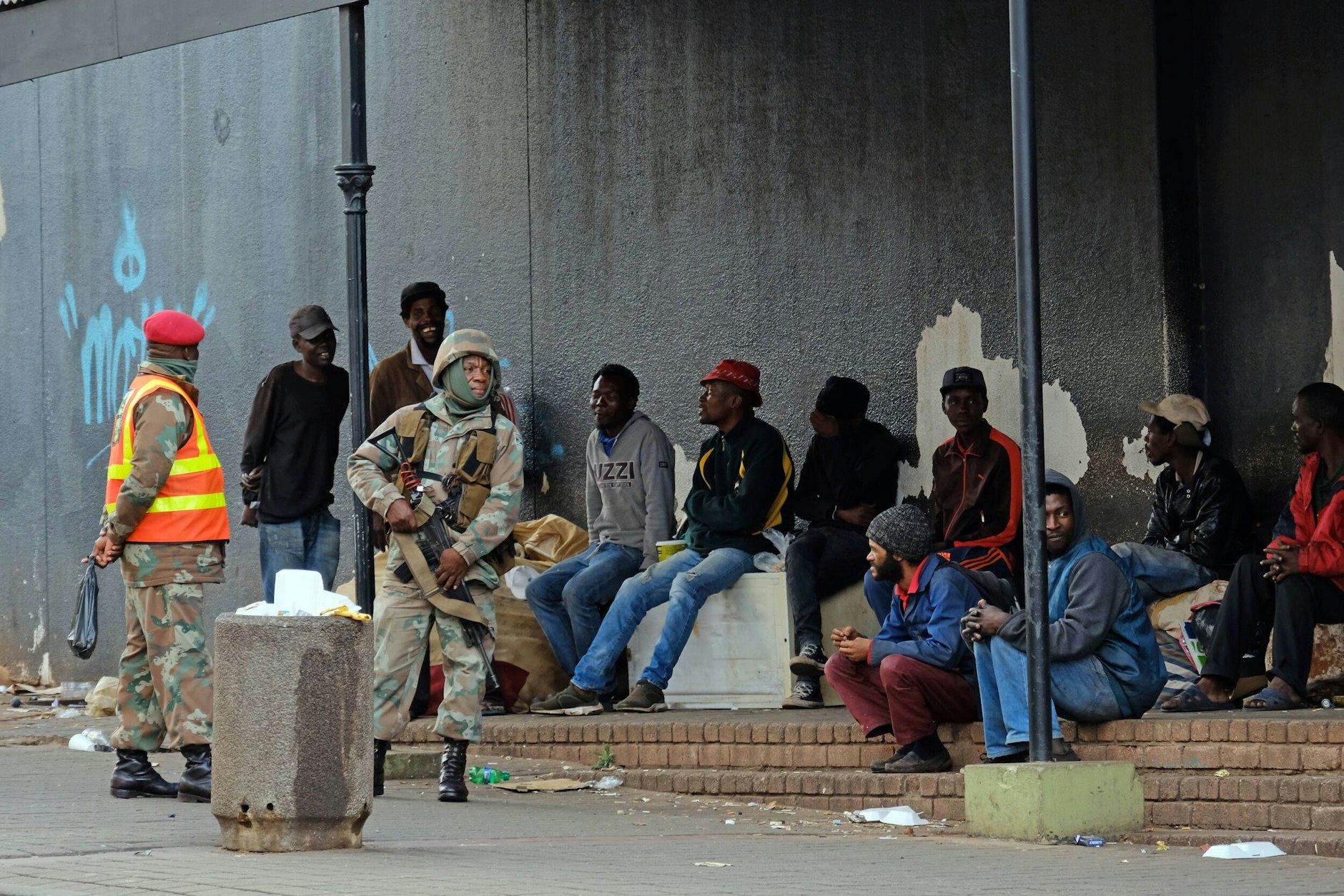 Soldaten und Polizei bei einem gemeinsamen Einsatz in Johannesburg