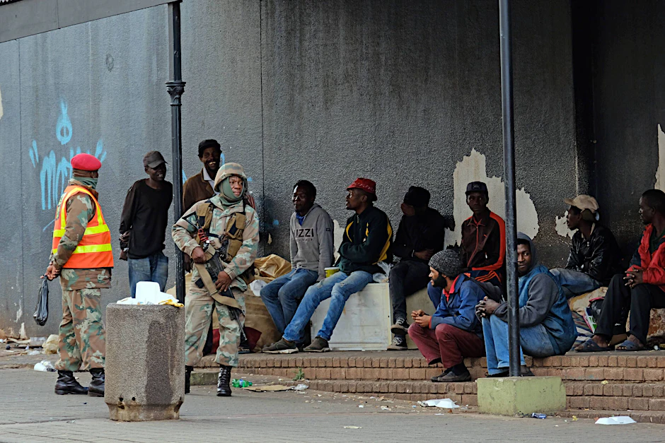 Soldaten und Polizei bei einem gemeinsamen Einsatz in Johannesburg