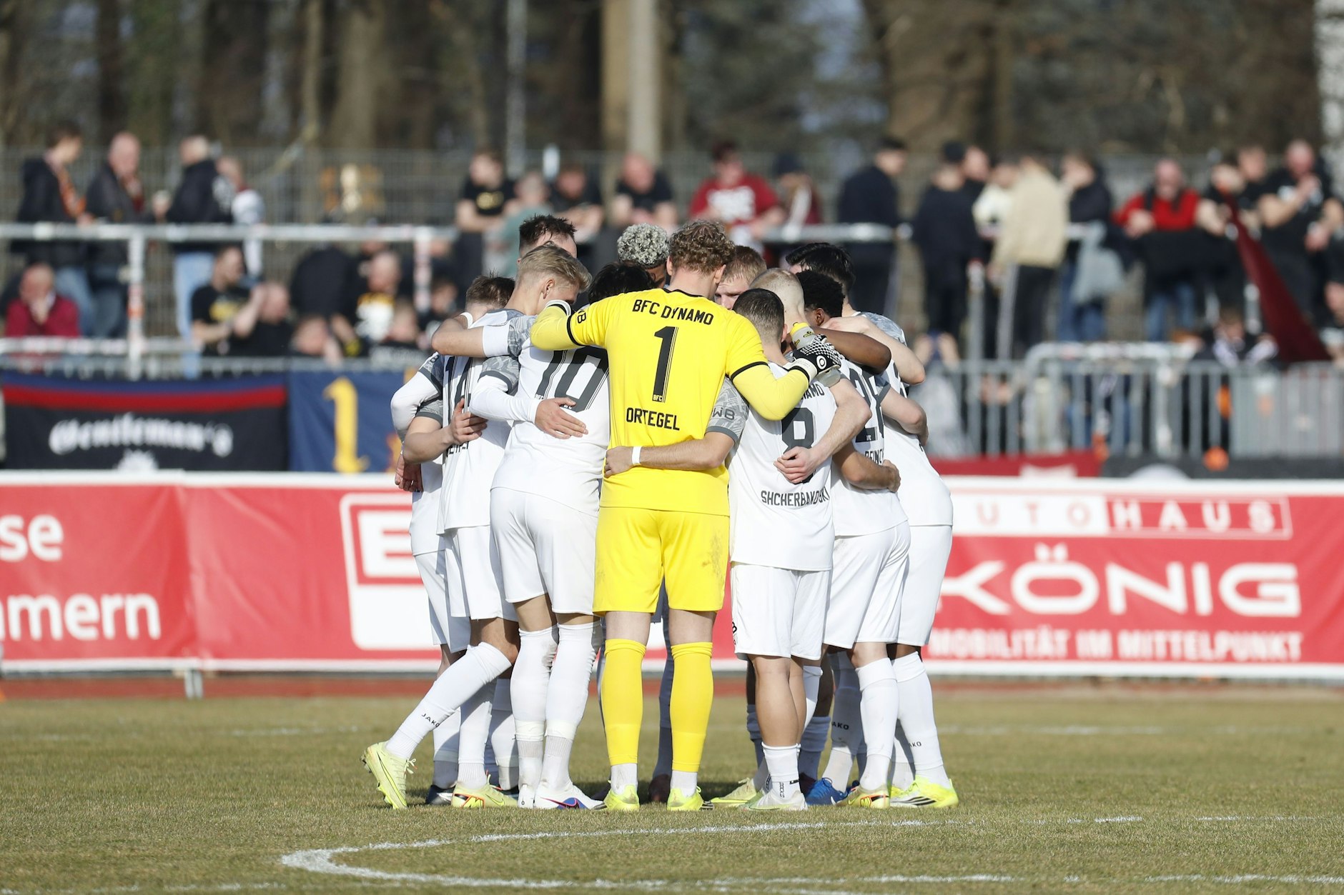 Die Spieler des BFC Dynamo motivieren sich vor dem Anpfiff im Mannschaftskreis.