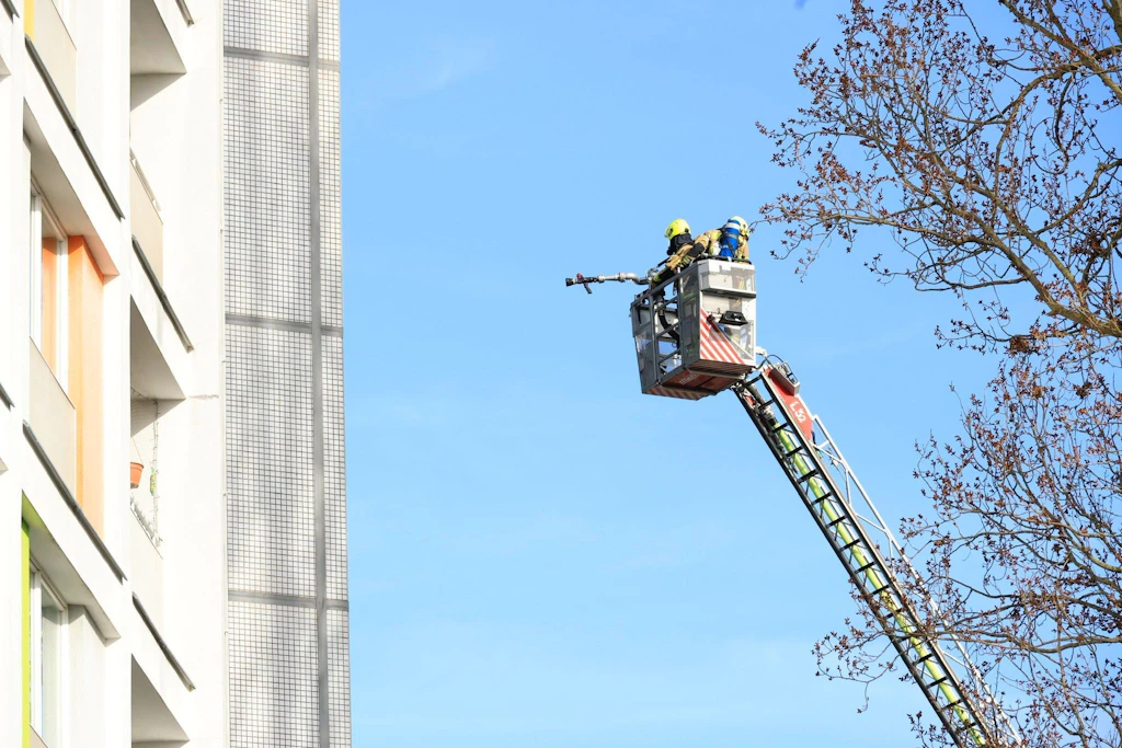 Brand in Hochhaus in Berlin-Tegel: Eine Person tot, sechs weitere verletzt
