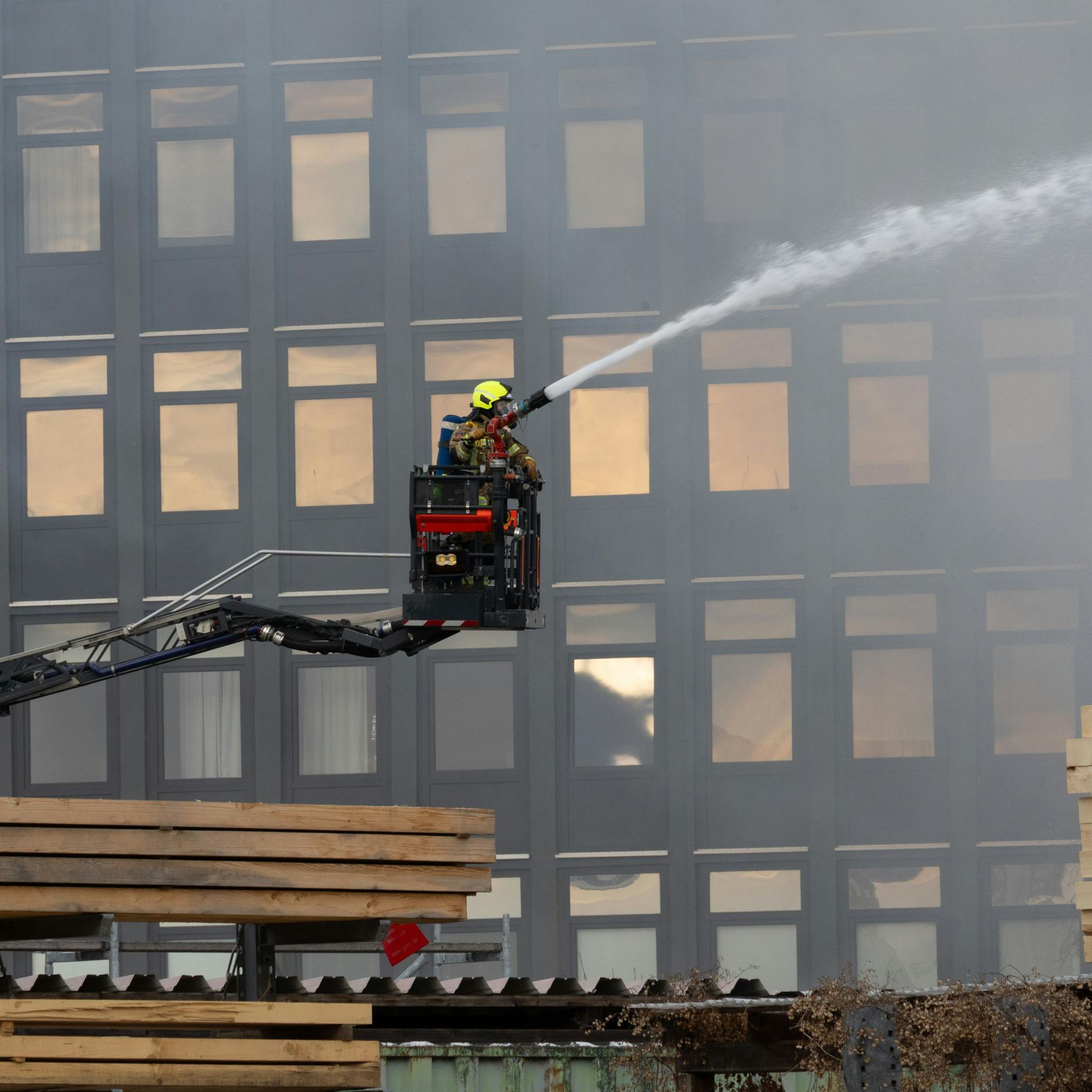 Image - Großbrand in Neukölln: Feuerwehr kämpft gegen Flammen in Lagerhalle!