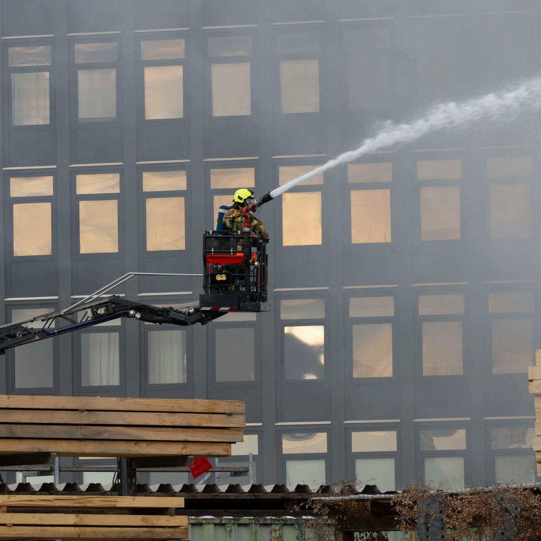 Großbrand in Neukölln: Feuerwehr kämpft gegen Flammen in Lagerhalle!