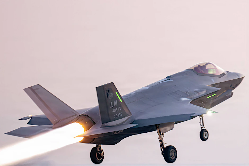 Ein Tarnkappen-Kampfjet vom Typ F-35A Lightning II der U.S. Air Force startet zu einem Einsatz zur Unterstützung der Operation „Epic Fury“.