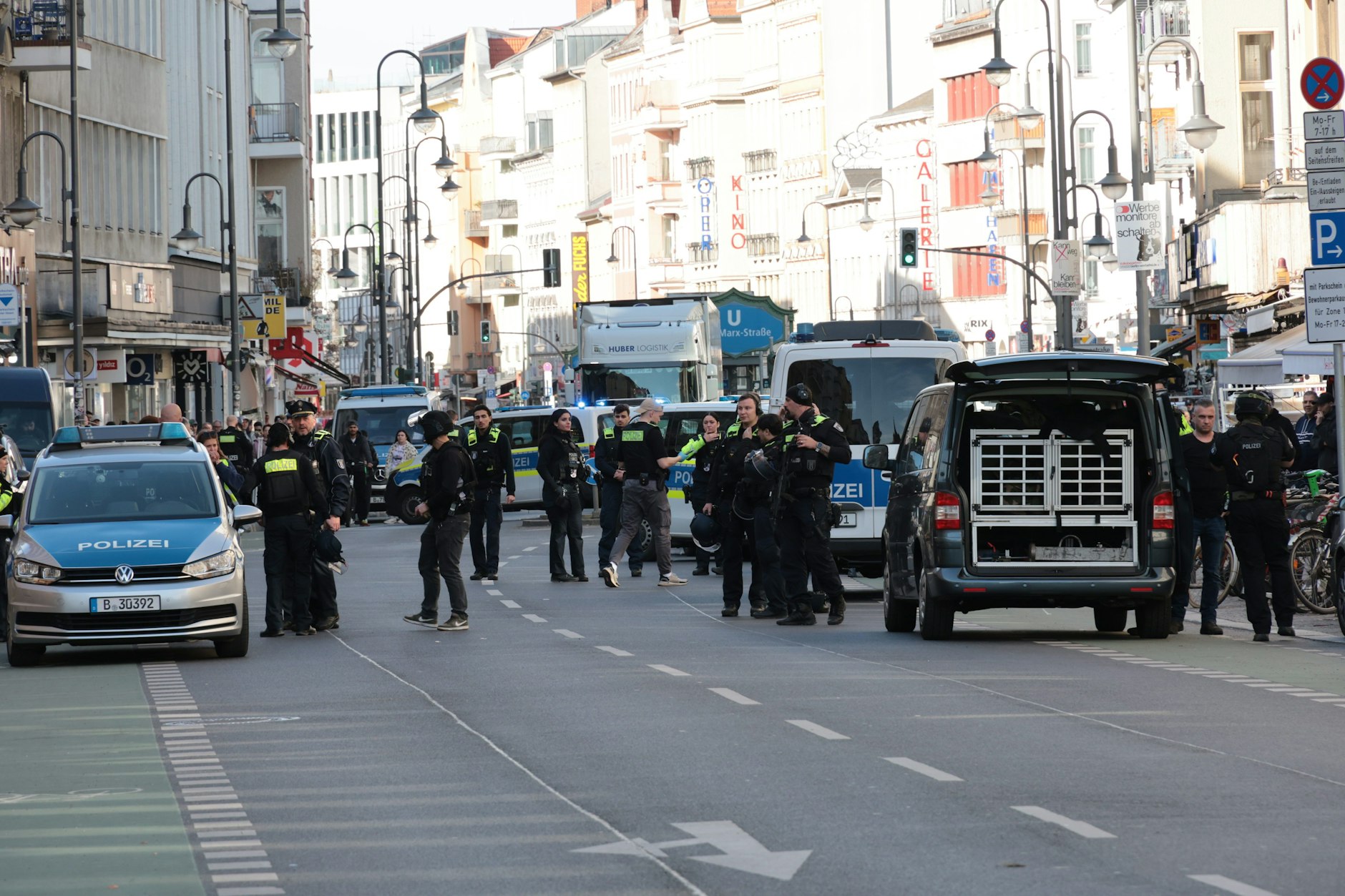 Polizei und Feuerwehr in der Karl-Marx-Straße. Dort ist ein Mann mit einer Schusswaffe verletzt worden.