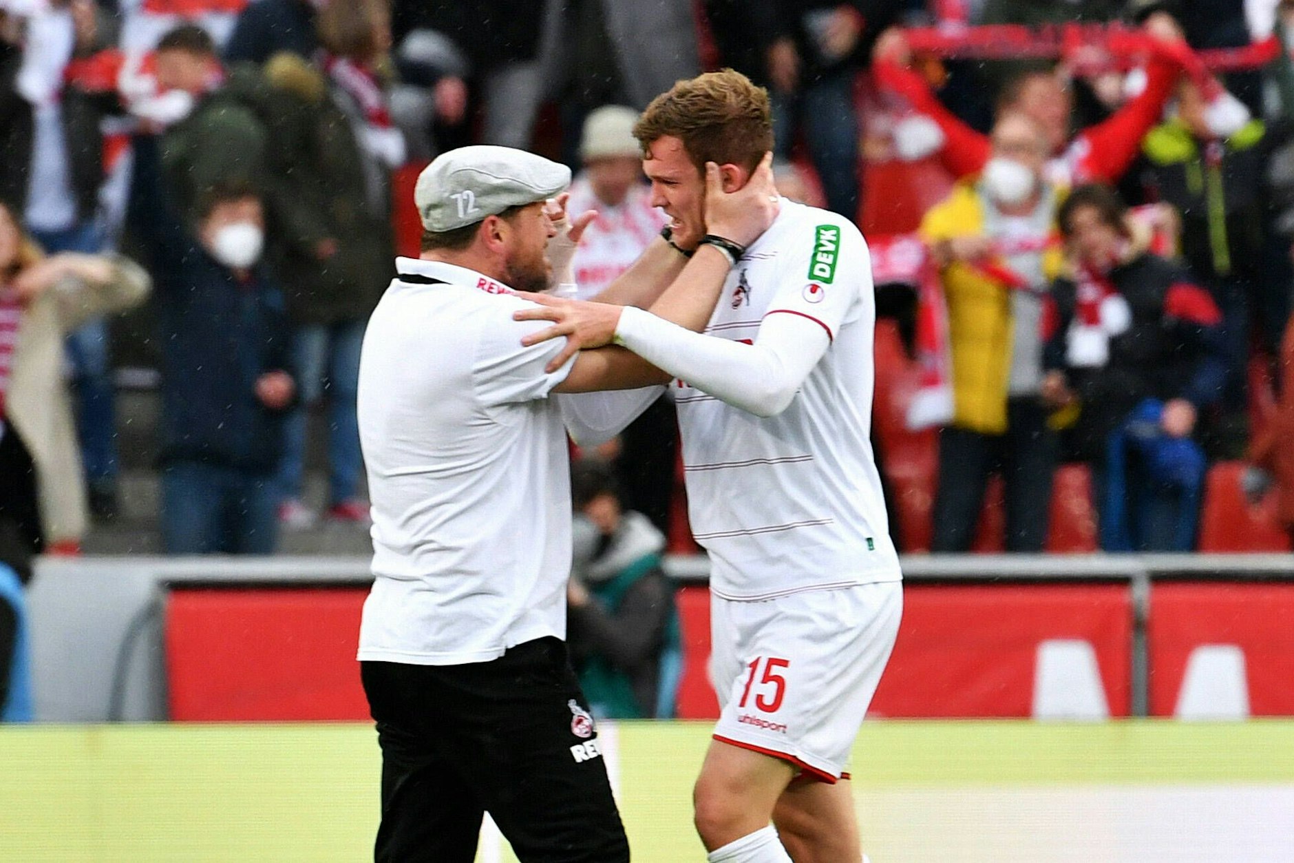 Haben nach ihrer ersten Begegnung beim SC Paderborn auch beim 1. FC Köln erfolgreich zusammengearbeitet: Steffen Baumgart und Luca Kilian (r.).