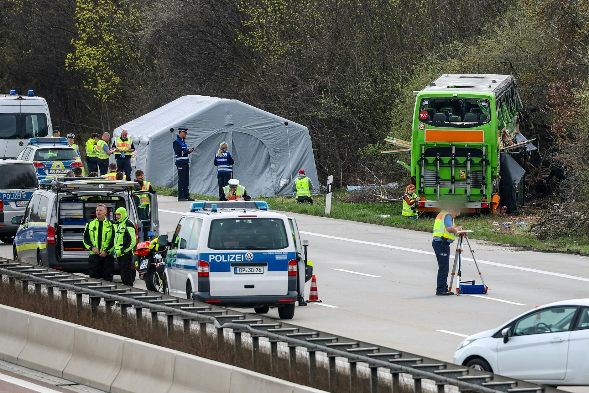 Nach dem Unfall mit einem Flixbus auf der A9 bei Leipzig kam es zu einem Großeinsatz der Rettungskräfte.
