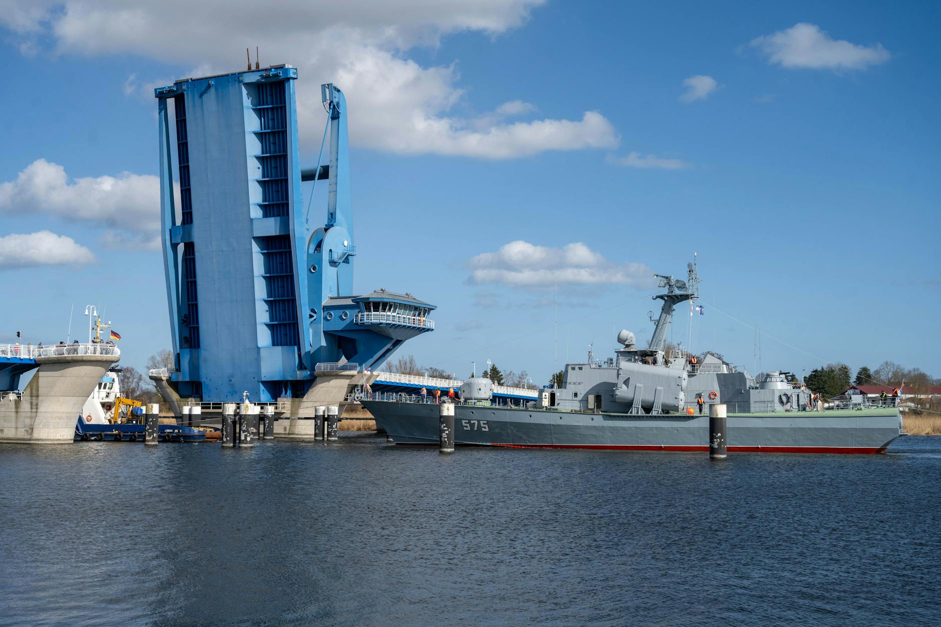 Die „Hans Beimler“ passiert die Klappbrücke der Peene-Werft.