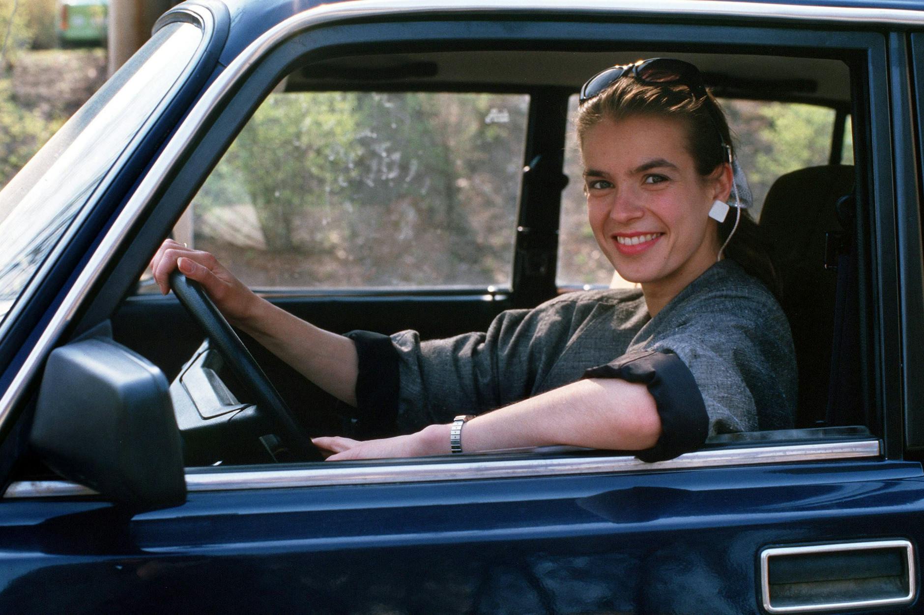 DDR-Eisprinzessin Katarina Witt ließ sich im Jahr 1988 in ihrem Lada ablichten.