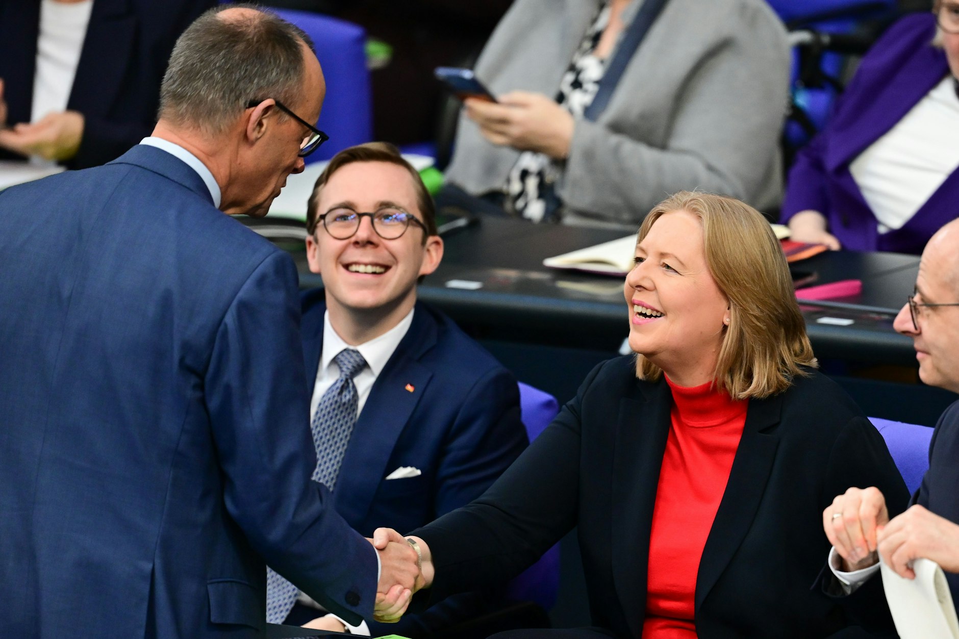 Bundeskanzler Friedrich Merz (CDU) schüttelt Arbeitsministerin Bärbel Bas (SPD) die Hand. Der Bundestag beschloss die Grundsicherung.