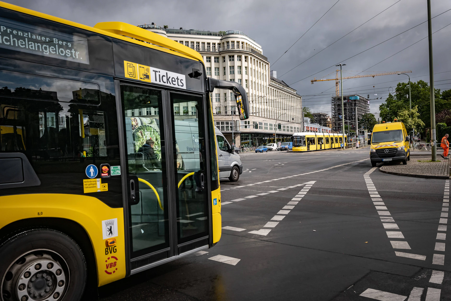 Ein Bus der Berliner Verkehrsbetriebe (BVG) – einer von mehr als 1600. Weiterhin werden die meisten Fahrzeuge mit Diesel betrieben.