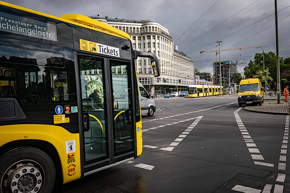 Ein Bus der Berliner Verkehrsbetriebe (BVG) – einer von mehr als 1600. Weiterhin werden die meisten Fahrzeuge mit Diesel betrieben.