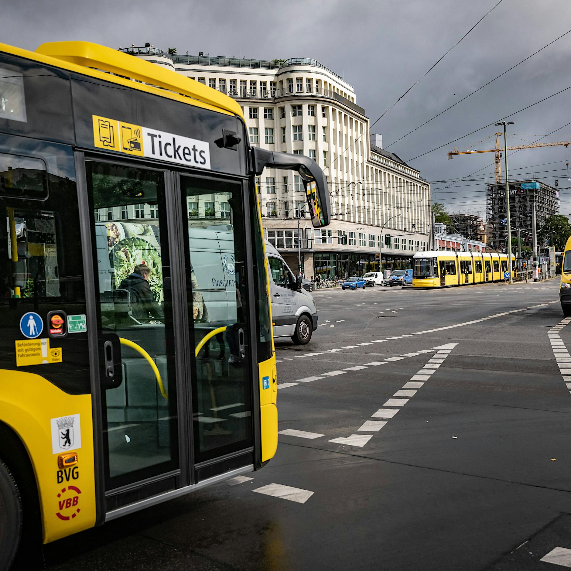 Spritpreise explodieren: Drohen jetzt in Berlin höhere BVG- und Taxipreise?