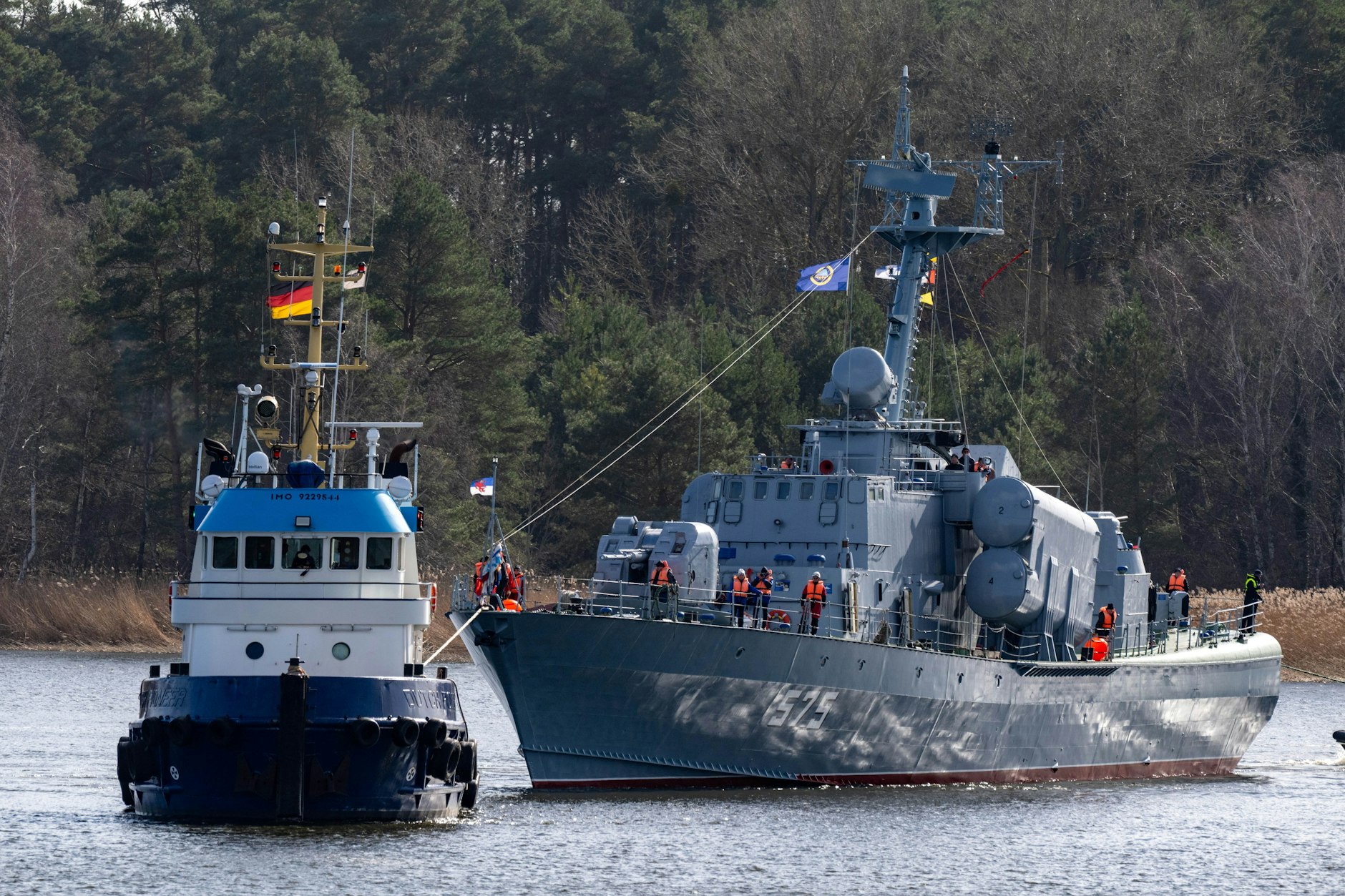 Das DDR-Raketenschiff „Hans Beimler“ (r.) wird von Schleppern zum Hafen Peenemünde auf Usedom gebracht.