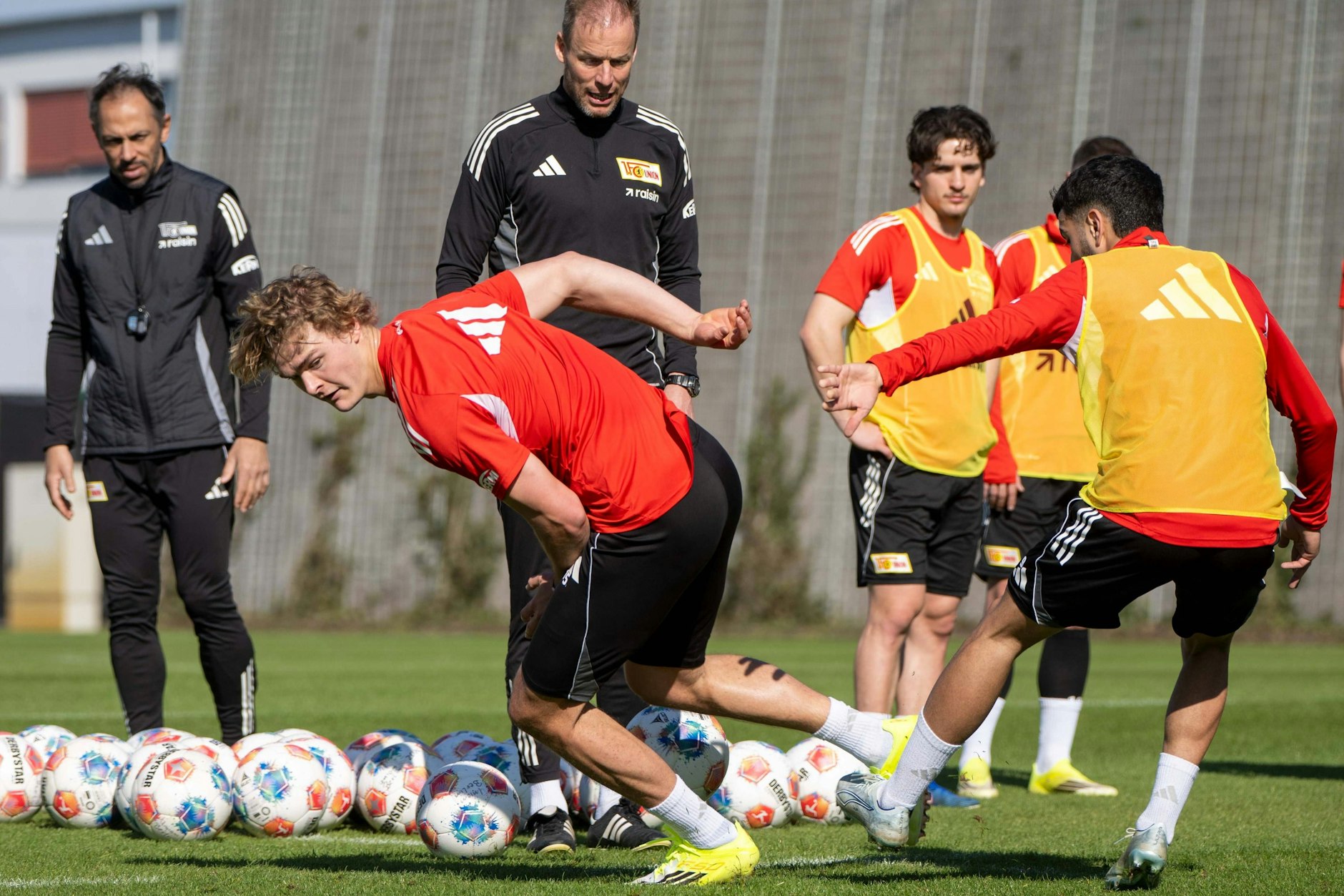 Fleiß im Training wird belohnt: Etwas früher als gedacht könnte Tom Rothe (l.) bereits am Sonntag beim SC Freiburg bereist wieder zum Spieltagskader des 1. FC Union Berlin gehören.