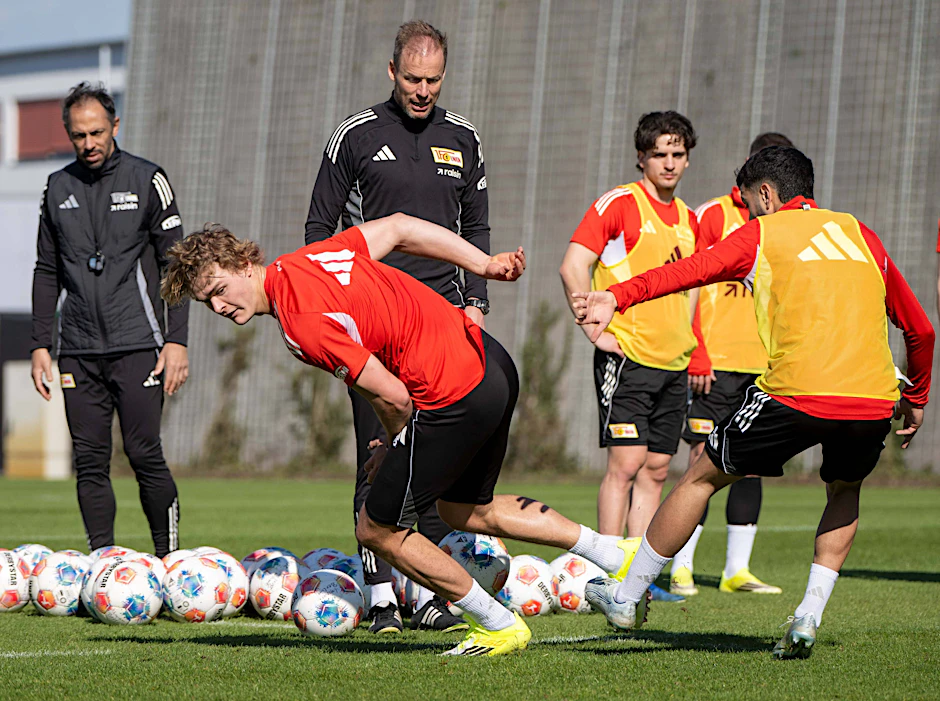 Fleiß im Training wird belohnt: Etwas früher als gedacht könnte Tom Rothe (l.) bereits am Sonntag beim SC Freiburg bereist wieder zum Spieltagskader des 1. FC Union Berlin gehören.