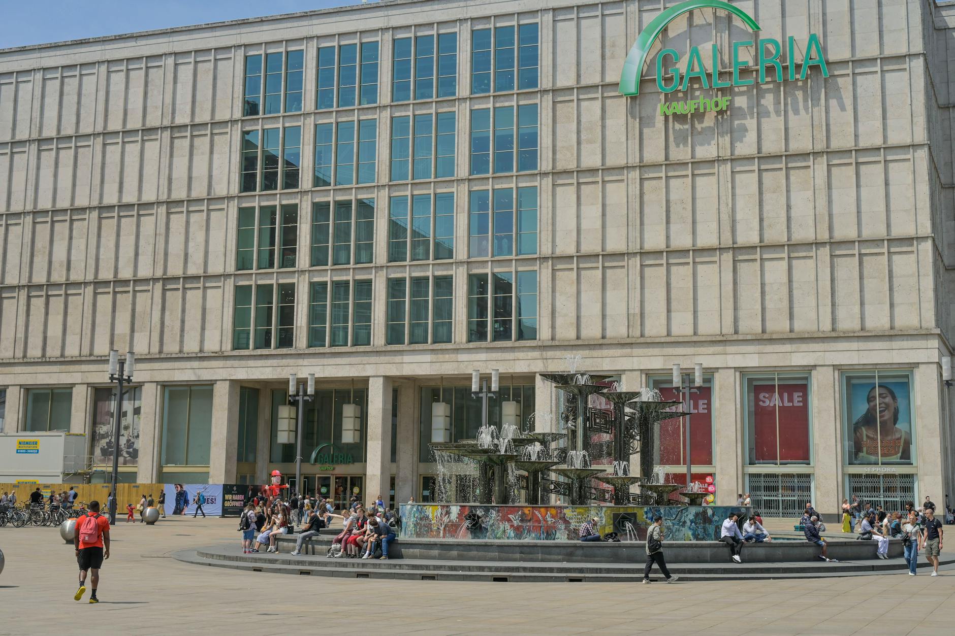 Das Warenhaus Galeria am Berliner Alexanderplatz. Das Flaggschiff des Kaufhauskonzerns geht einer ungewissen Zukunft entgegen.