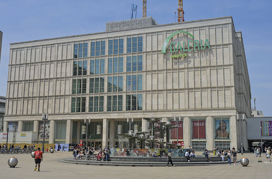 Das Warenhaus Galeria am Berliner Alexanderplatz. Das Flaggschiff des Kaufhauskonzerns geht einer ungewissen Zukunft entgegen.