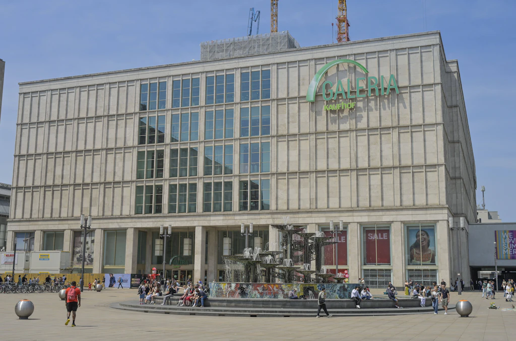 Pokerspiel am Alexanderplatz: 244 Jobs sind im Kaufhaus Galeria in Gefahr