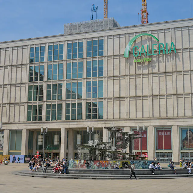 Pokerspiel am Alexanderplatz: 244 Jobs sind im Kaufhaus Galeria in Gefahr