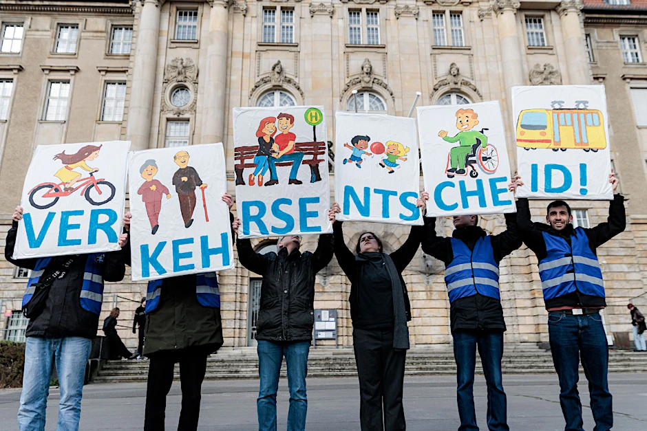 Vor dem Verfassungsgerichtshof des Landes Berlin: Mitglieder der Initiative Verkehrsentscheid werben für die Abstimmung.