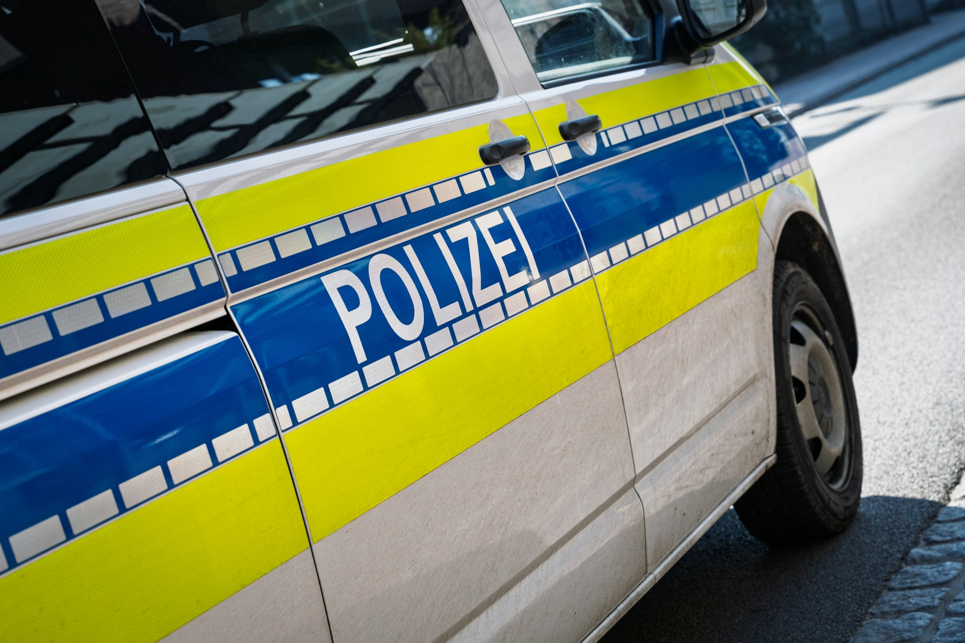 Polizisten haben sich mit alten DDR-Ausweisen ausgegeben, um einen Senior zu betrügen.