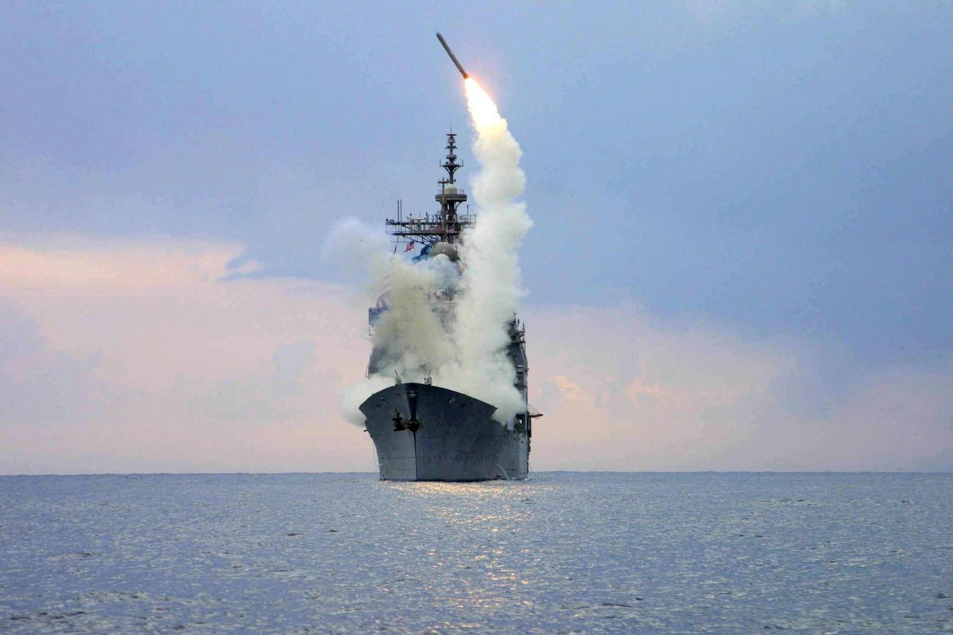 Die US-Marine schießt eine Tomahawk-Landangriffsrakete ab.