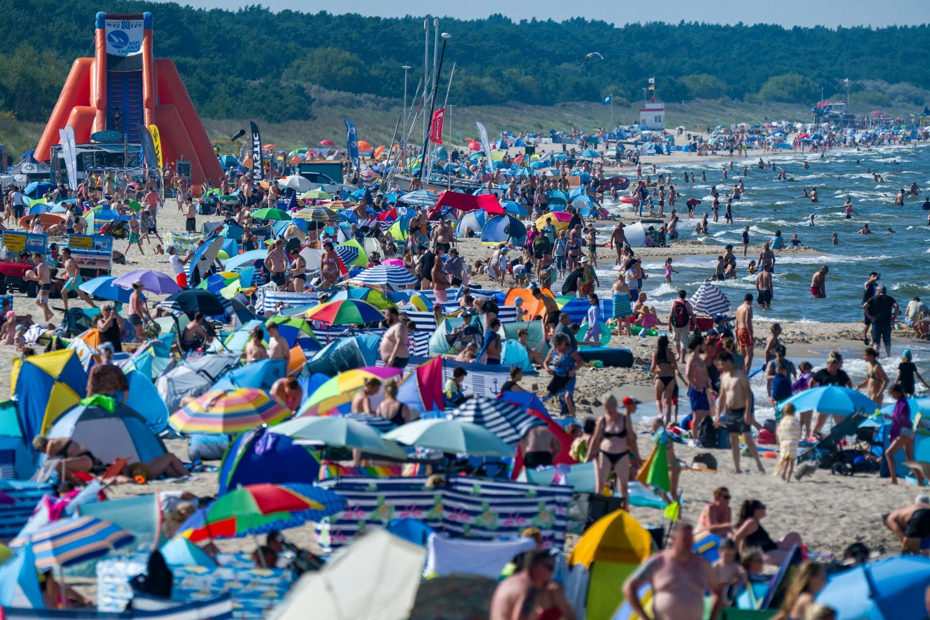 Viele Orte an der Ostsee leben vom Tourismus - die Strände sind während der Hochsaison brechend voll.