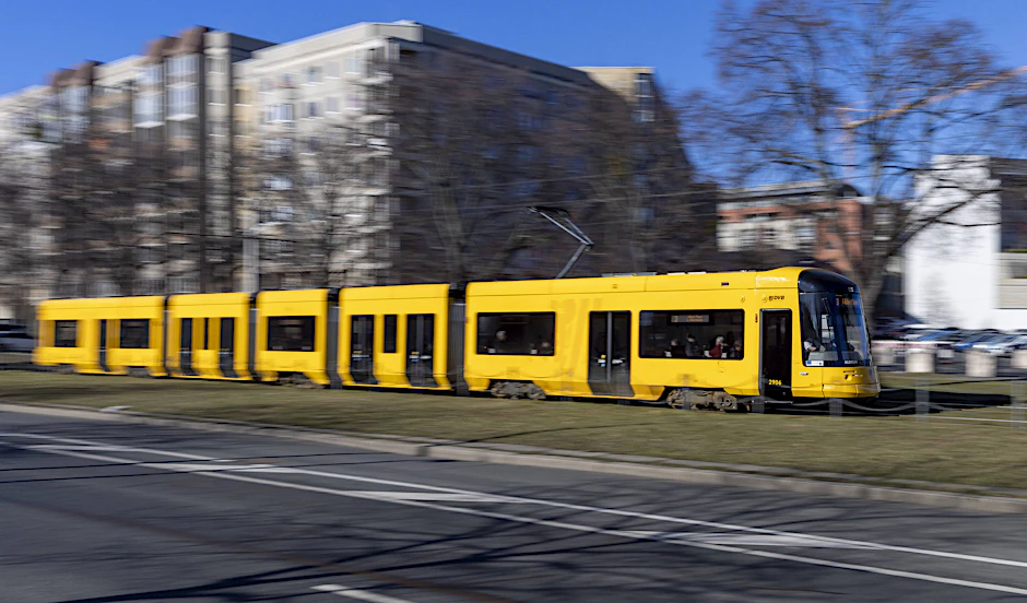 Eine Straßenbahn der Dresdner Verkehrsbetriebe: Wird über das Bürgerbegehren des Stadtrats erneut abgestimmt?