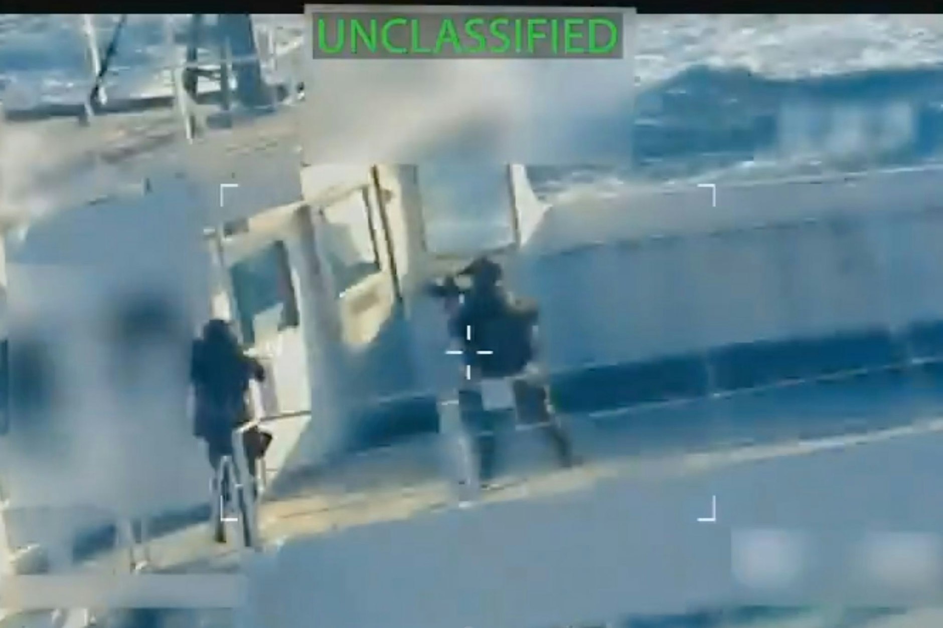 Ein aus einem Video entnommenes Bild zeigt die Beschlagnahmung eines Öltankers durch US-Streitkräfte vor der Küste Venezuelas. Veröffentlicht wurde es auf dem X-Account von Generalstaatsanwältin Pam Bondi.