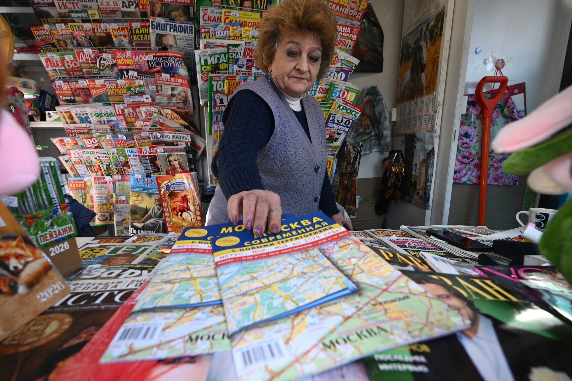 Eine Händlerin verkauft wieder mehr Stadtpläne aus Papier in Moskau.