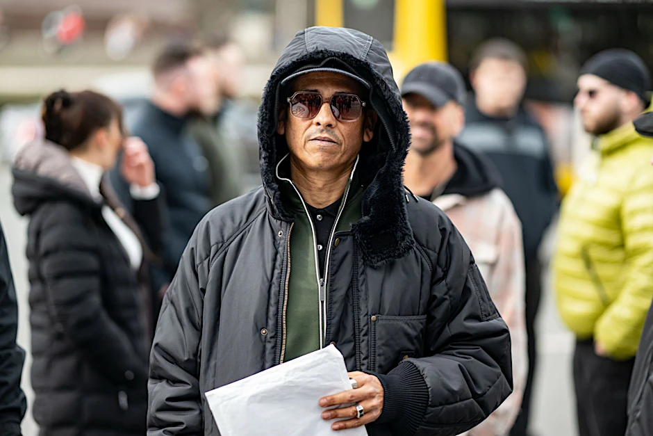 Mit Kapuze und Sonnenbrille in der Menge: Xavier Naidoo rief zu der Demonstration an der Berliner Siegessäule auf und trat als Hauptredner vor die rund 600 Teilnehmer.