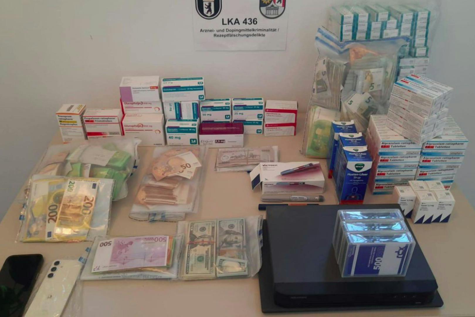 Die Polizei Berlin hat nach umfangreichen Durchsuchungen Geldscheine und Medikamentenschachteln sichergestellt.