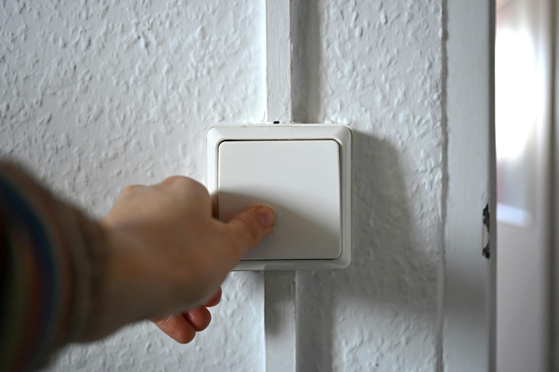 Wer seinem Stromanbieter treu bleibt, zahlt dafür einen hohen Preis.