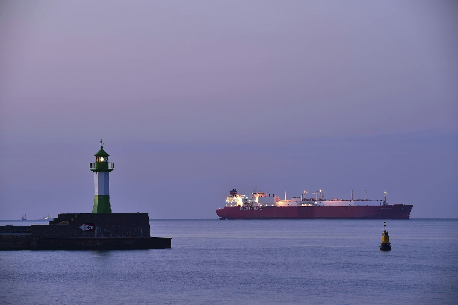 Der LNG-Tanker Iberica vor Rügen