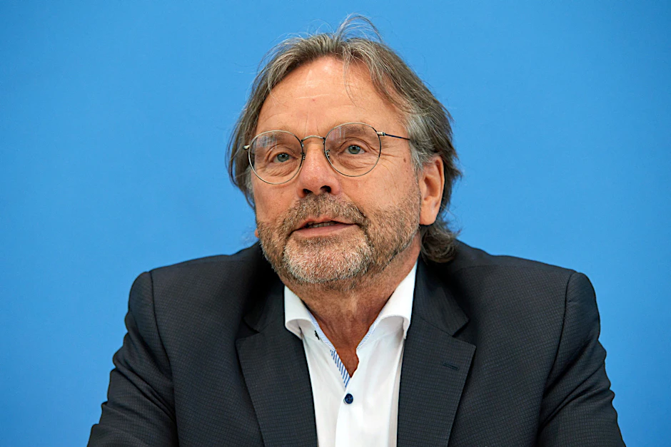 Der Präsident der Arbeiterwohlfahrt (AWO), Michael Groß, kritisiert die geplante Streichung der unabhängigen Asylberatung.