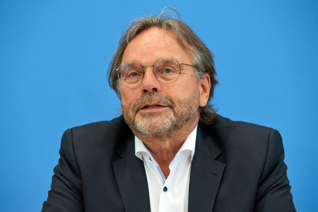 Der Präsident der Arbeiterwohlfahrt (AWO), Michael Groß, kritisiert die geplante Streichung der unabhängigen Asylberatung.